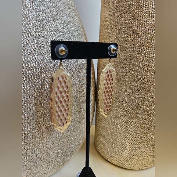 🔥NWOT pink and gold tone earrings - Picture 5 of 5